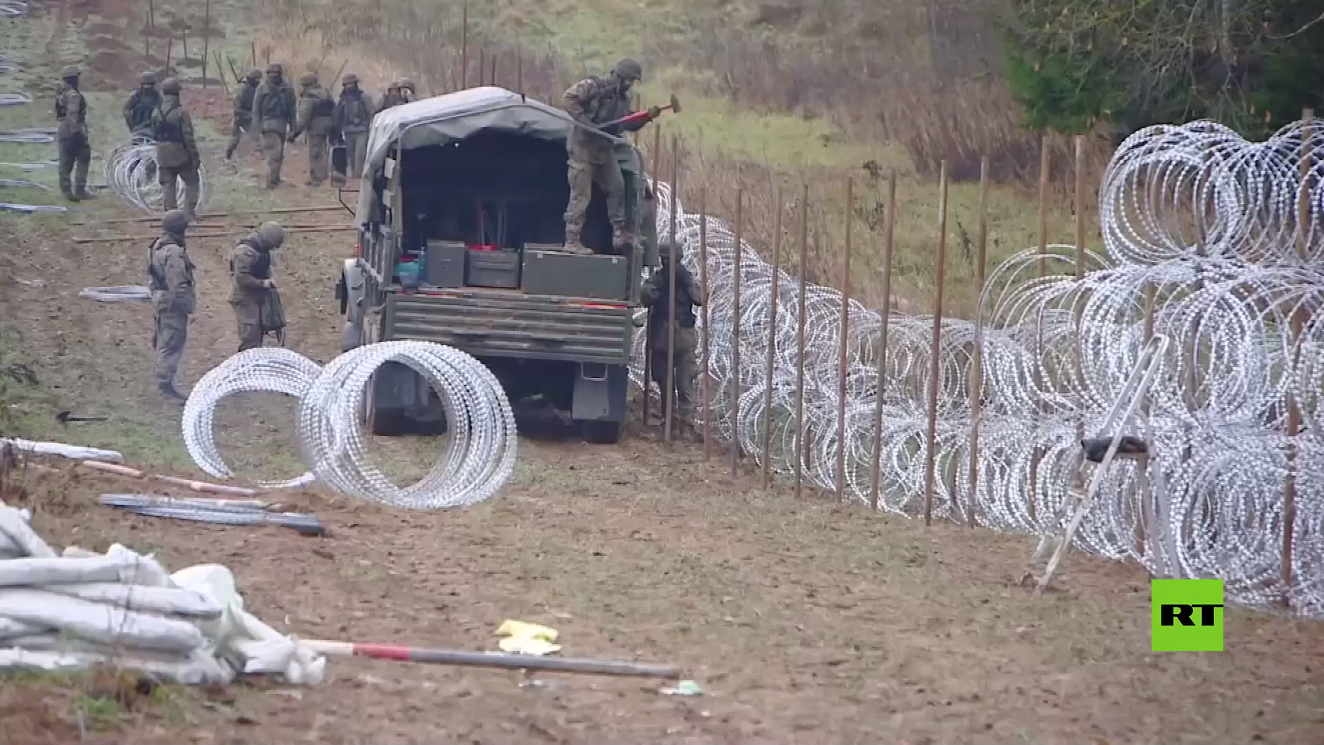 بالفيديو.. بولندا تنصب سياجا من الأسلاك الشائكة على الحدود مع كالينينغراد الروسية