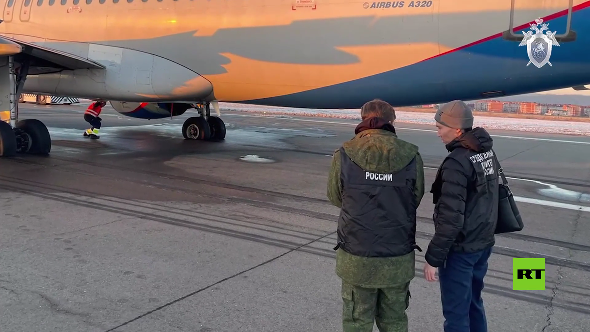 Самолеты в иркутске сегодня. Посадка самолета. Пассажирский самолет на аэродроме. Российские самолеты. Самолет приземляется.