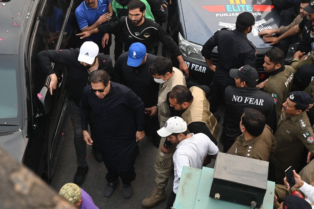 نجاة عمران خان من محاولة اغتيال استهدفته خلال إحدى الفعاليات لأنصاره