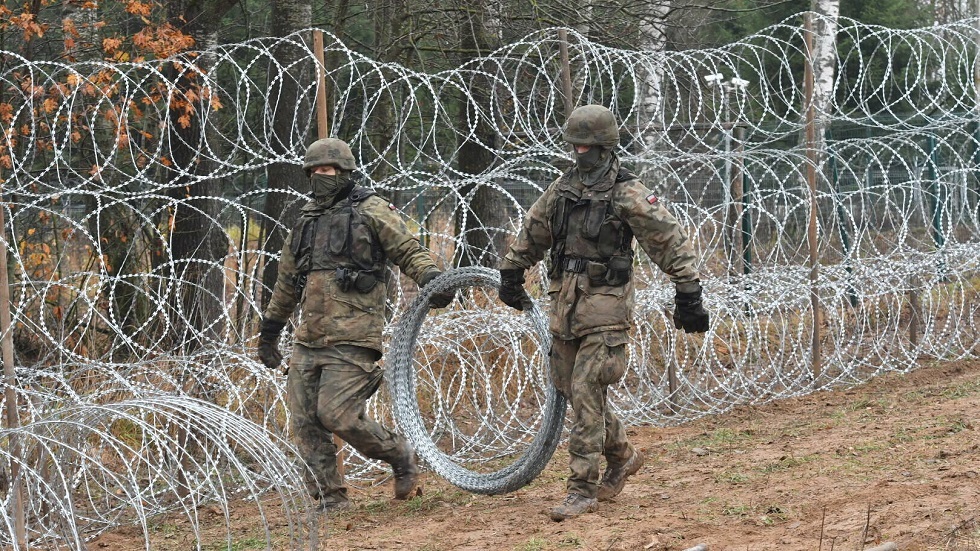 بولندا تستدعي الجيش لبناء سياج من الأسلاك الشائكة على الحدود مع روسيا