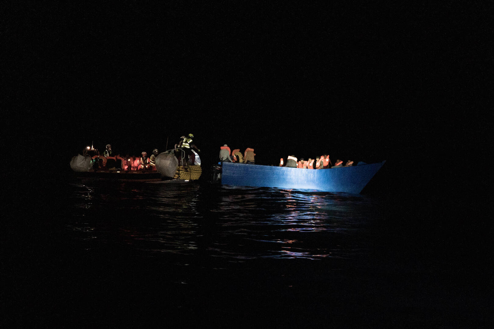 المفوضية الأوروبية: إنقاذ المهاجرين في البحر واجب أخلاقي وقانوني