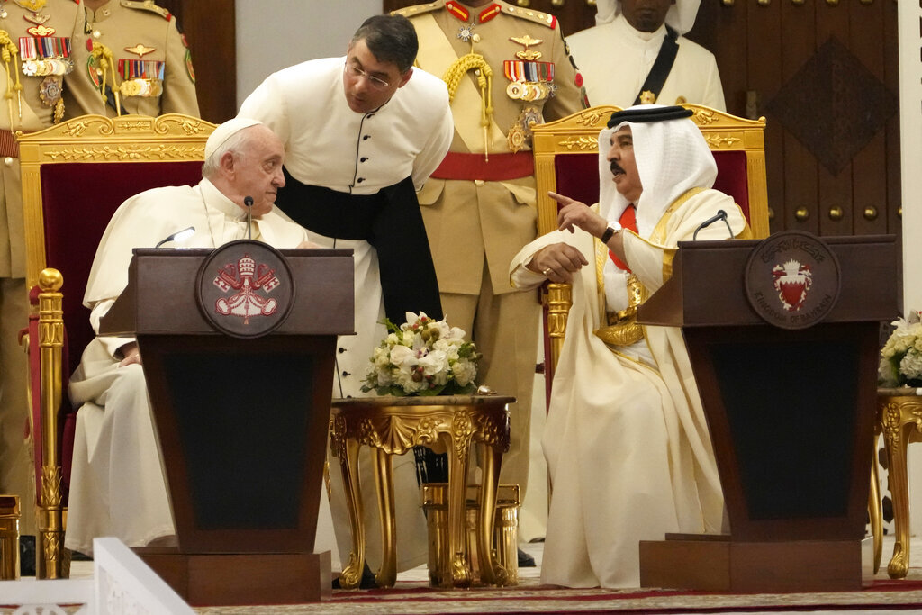الحوار مع الإسلام يتصدر اليوم الثاني من زيارة البابا إلى البحرين