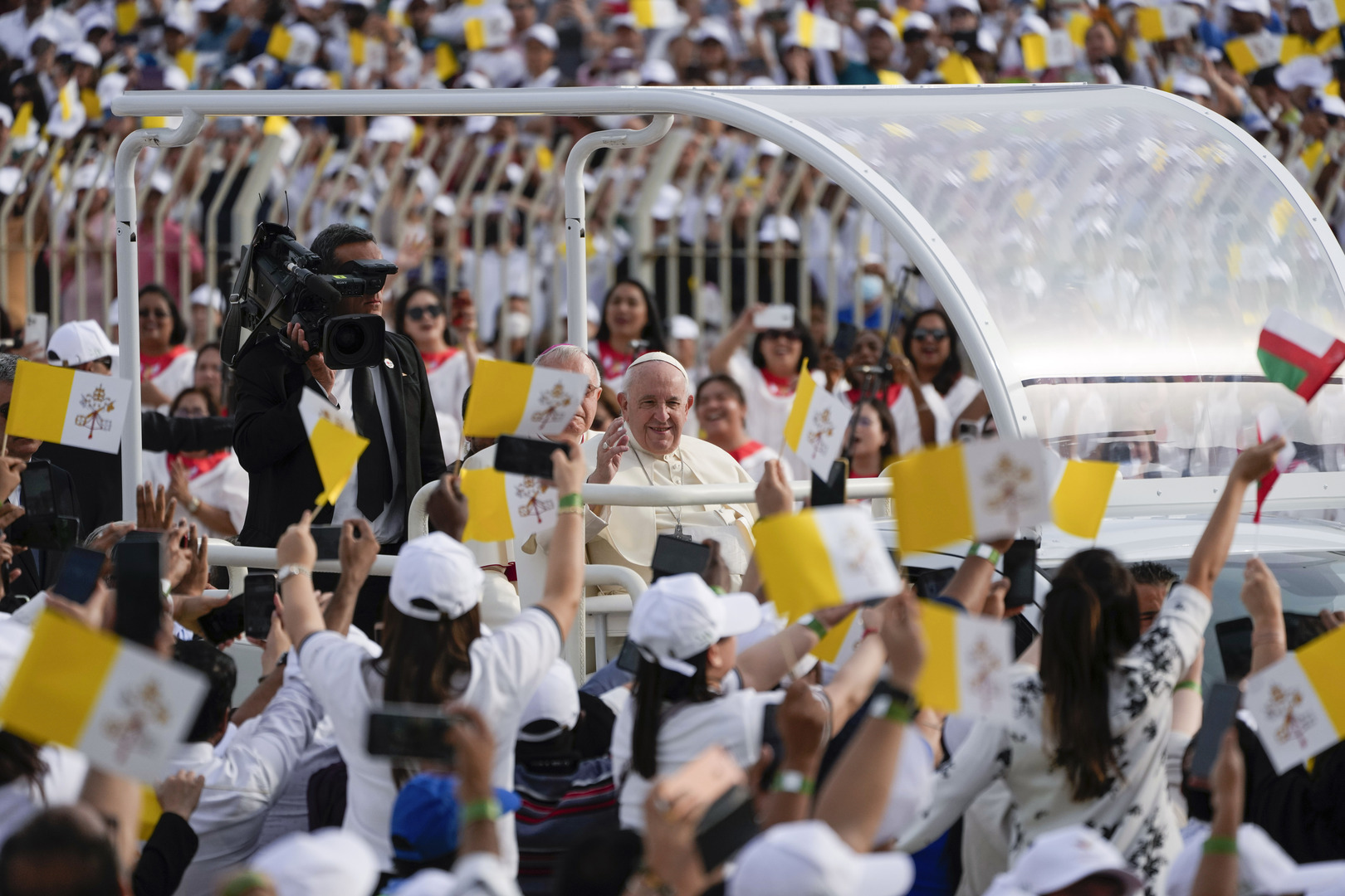البحرين.. عشرات الآلاف يشاركون في قداس يترأسه البابا فرنسيس (صور)