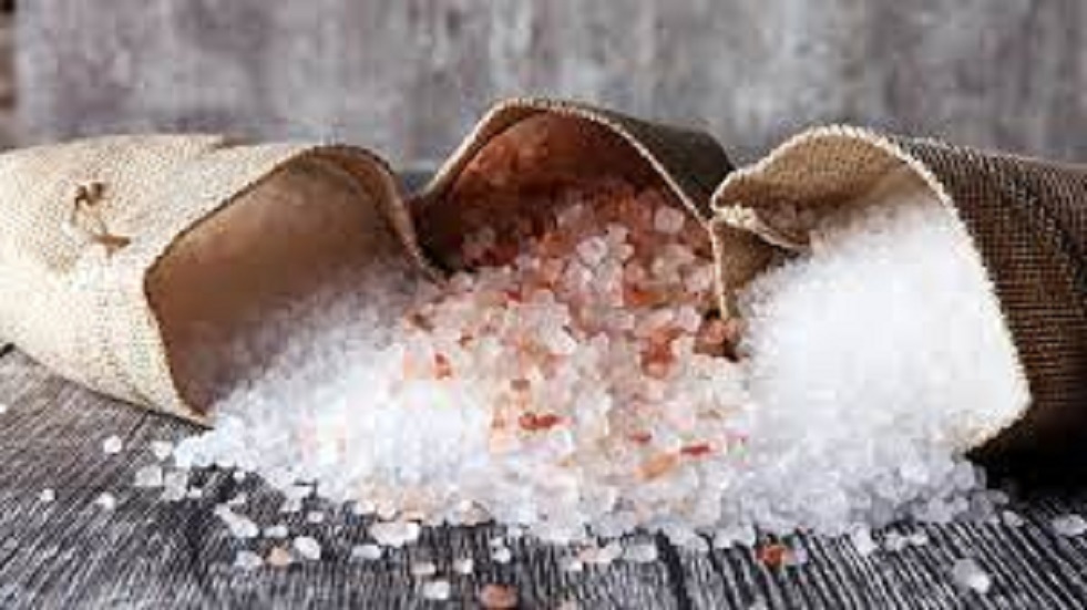 خبيرة تغذية تكشف عن خطر الملح الزائد في الطعام