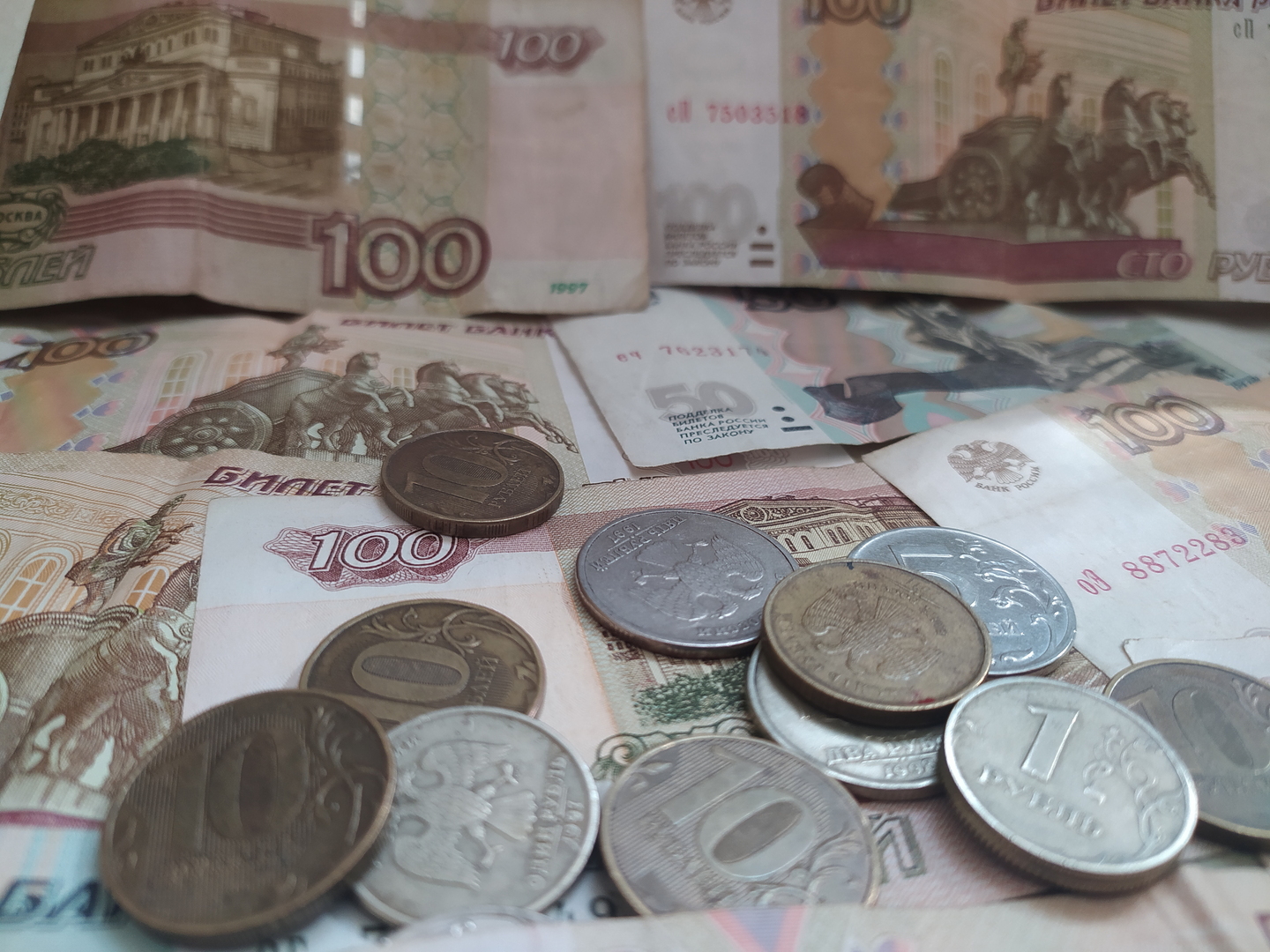 العملة الروسية تصعد.. الدولار دون مستوى 61 روبلا للمرة الأولى في أسبوعين