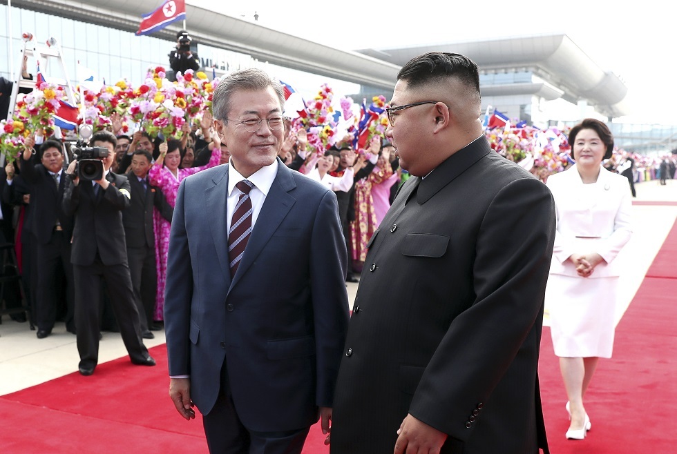 الزعيم الكوري الشمالي كيم جونغ أون ورئيس كوريا الجنوبية السابق مون جيه إن
