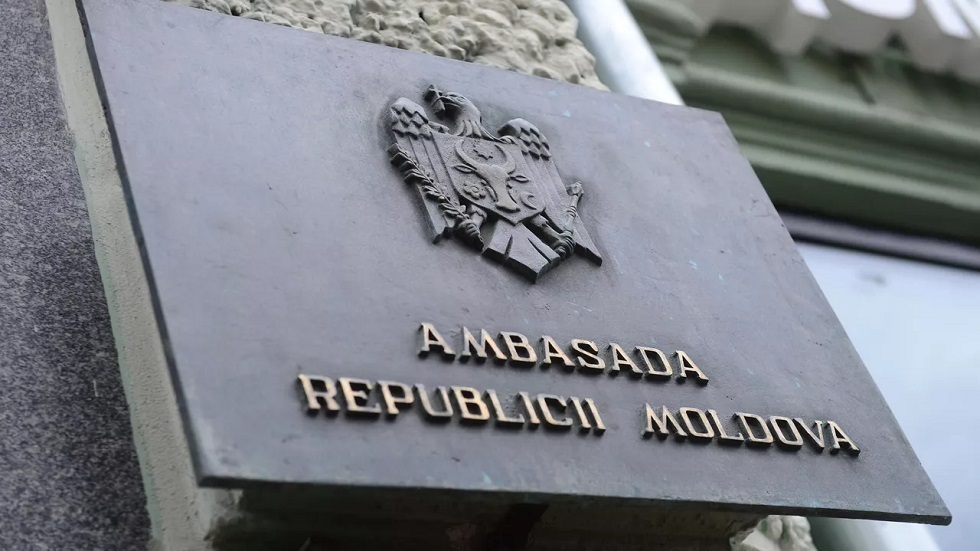 روسيا تطرد موظفا في السفارة المولدوفية