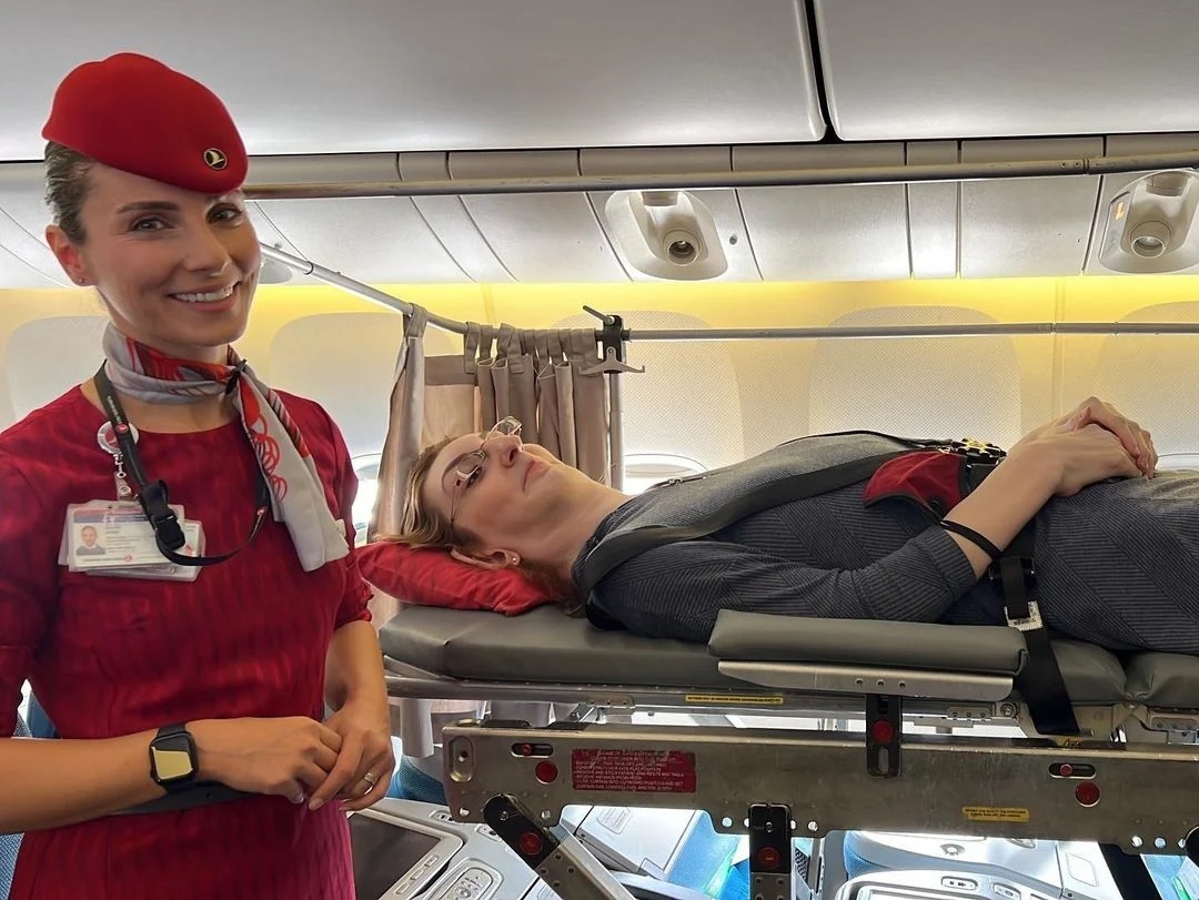 بسبب أطول امرأة في العالم.. شركة طيران تزيل 6 مقاعد من متن الطائرة (صور)