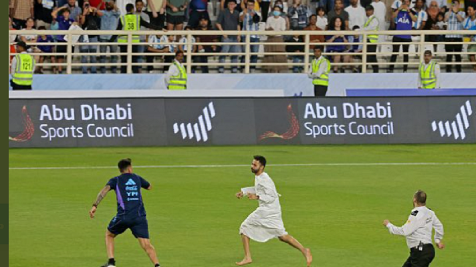 مشجع يقتحم تدريبات منتخب الأرجنتين في الإمارات لتحية ميسي