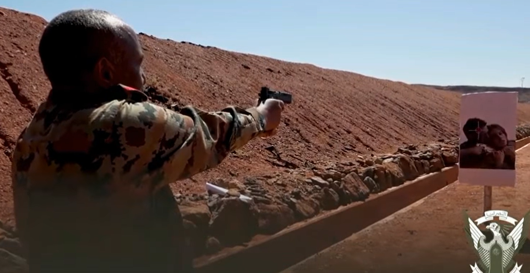 البرهان يستعرض مهاراته في الرماية بأسلحة مختلفة ويصيب جميع الأهداف (فيديو)