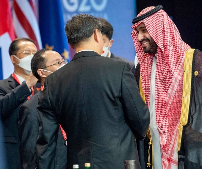 تداول صور وفيديوهات لأحاديث جانبية وابتسامات ودية بين الأمير محمد بن سلمان وقادة دول (صور+ فيديوهات)