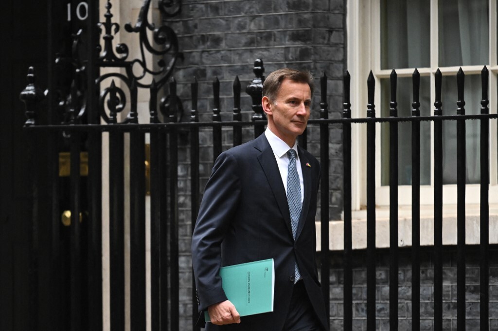وزير المالية البريطاني يعلن عن زيادات ضريبية