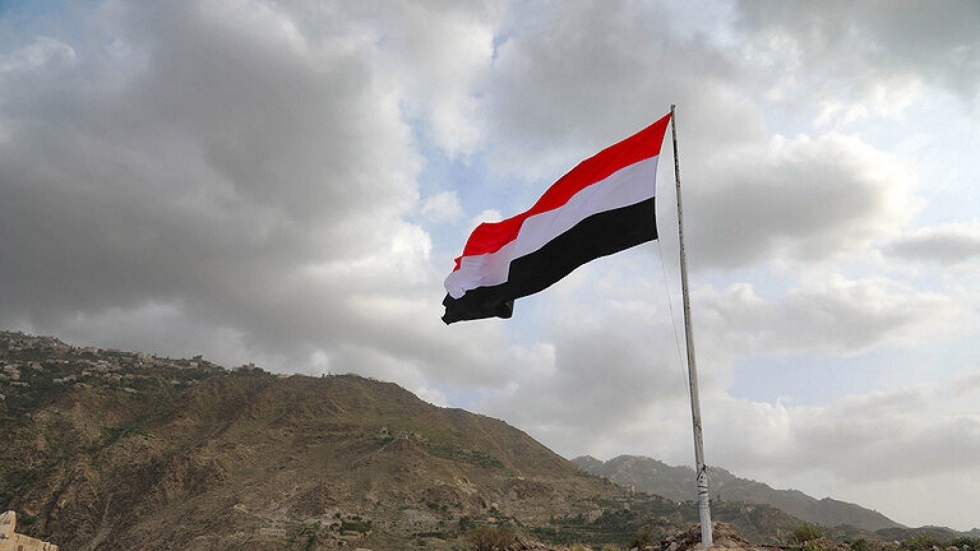 حكومة اليمن تتهم الحوثيين بتجربة صاروخ مضاد للسفن