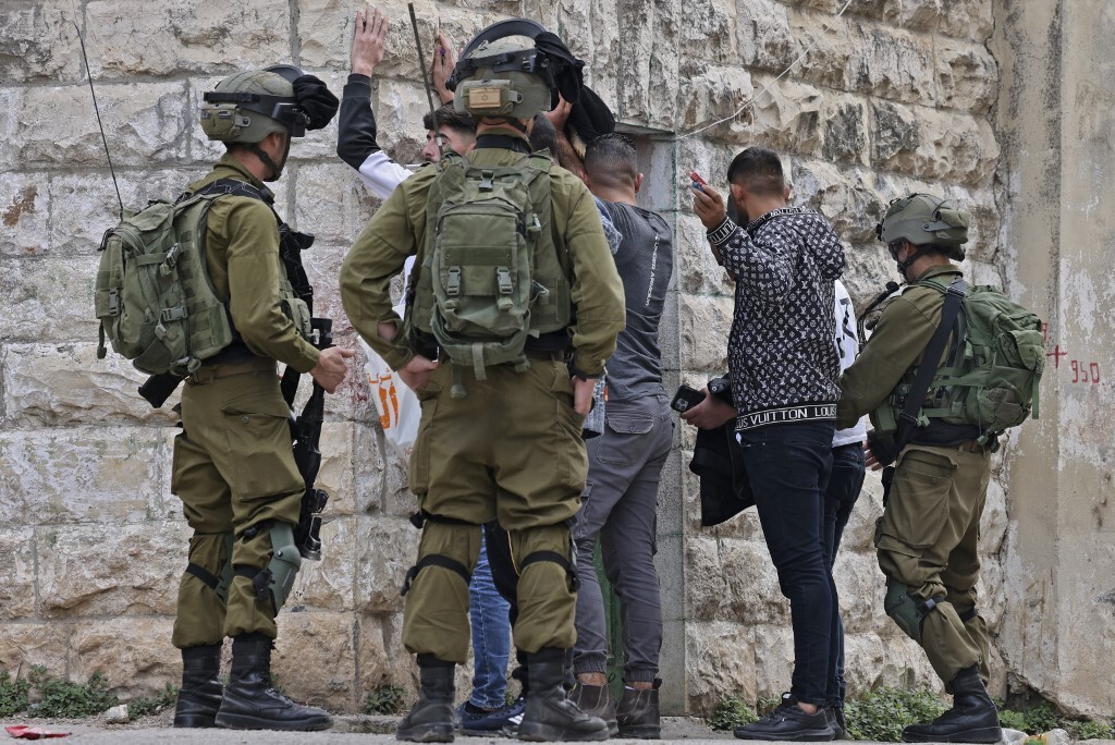 إسرائيل: اعتقال فلسطيني يحمل سكينا في الضفة الغربية