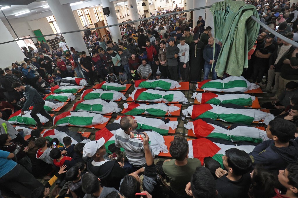 حشود غفيرة تشيع ضحايا حريق مخيم جباليا في غزة (فيديو)