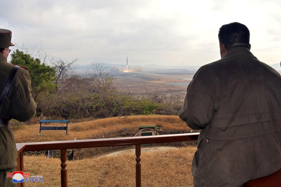 كيم جونغ أون يهدد باستخدام أسلحة نووية للرد على التهديدات