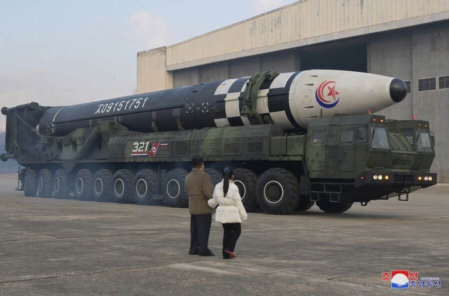 أول ظهور علني لابنة زعيم كوريا الشمالية خلال تجربة إطلاق صاروخ باليستي
