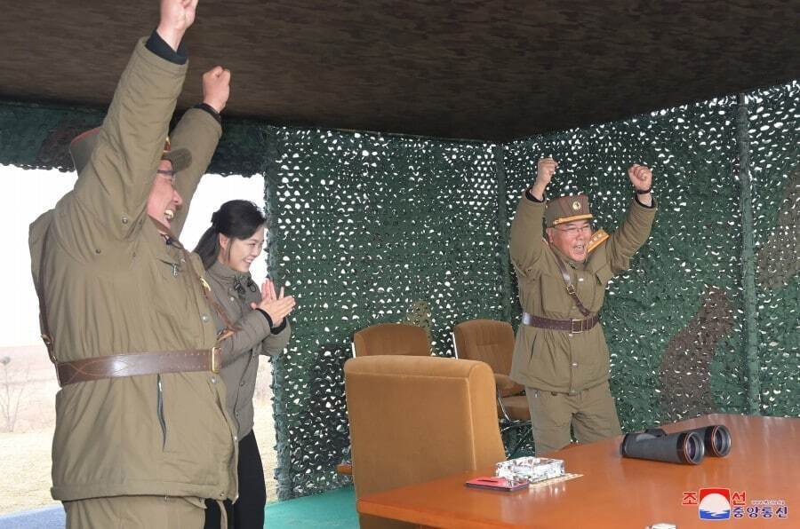 أول ظهور علني لابنة زعيم كوريا الشمالية خلال تجربة إطلاق صاروخ باليستي
