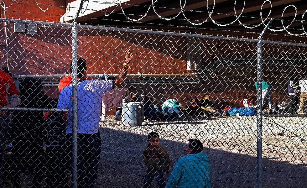 وصول 2000 مهاجر إلى الحدود الأمريكية قادمين من المكسيك