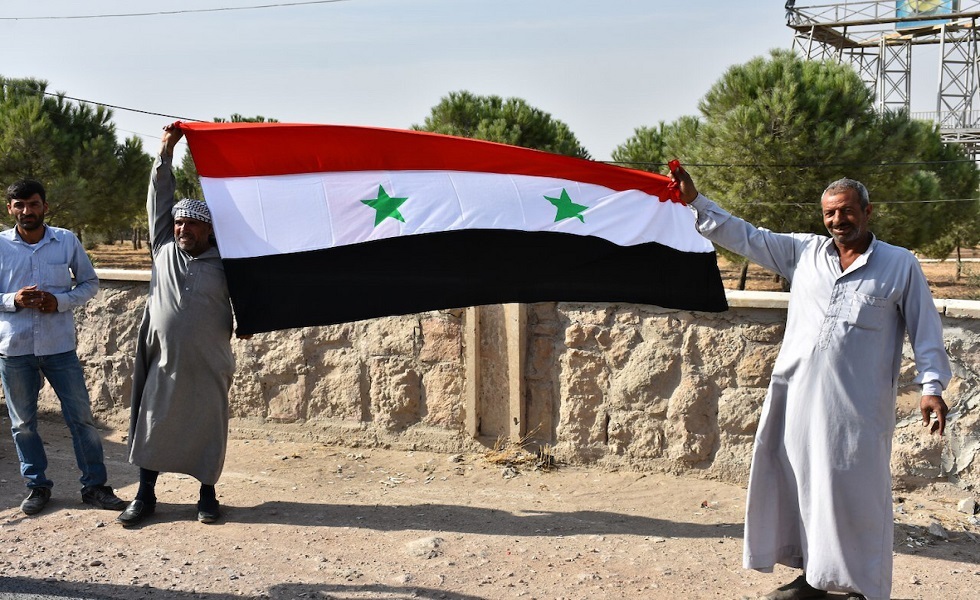 مواطنون سوريون يرفعون العلم السوري