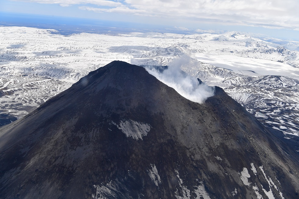 علماء: أعلى بركان في كامتشاتكا يطلق القنابل
