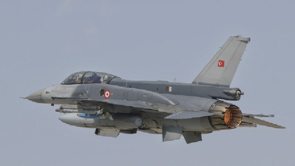 قناة: الطيران التركي لم ينتهك المجال الجوي السوري خلال غاراته الليلة الماضية