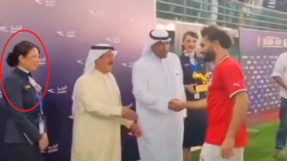 صلاح يضع مضيفة في موقف محرج في الكويت (فيديو)