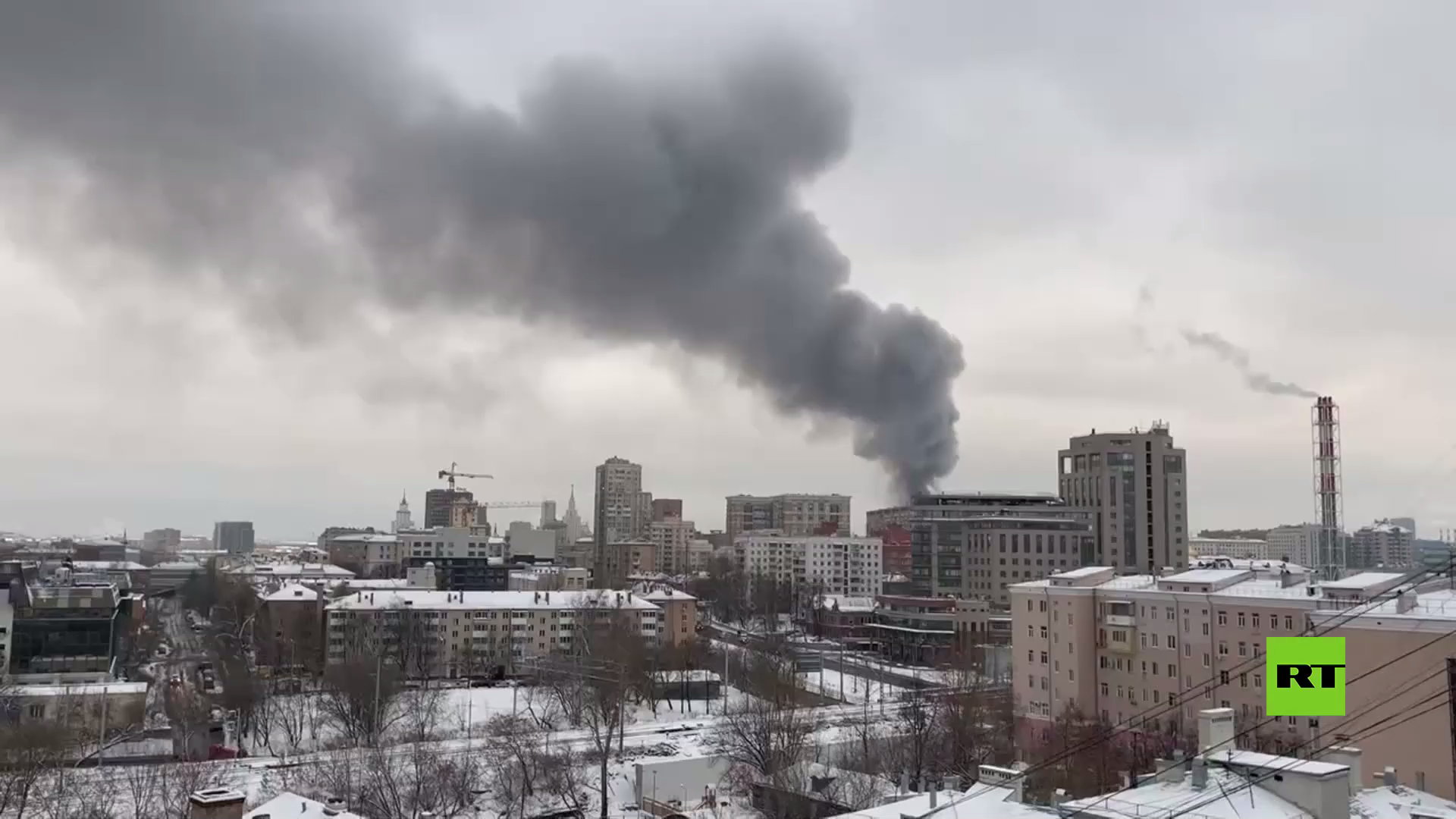 بالفيديو.. اندلاع حريق داخل مستودعات في موسكو