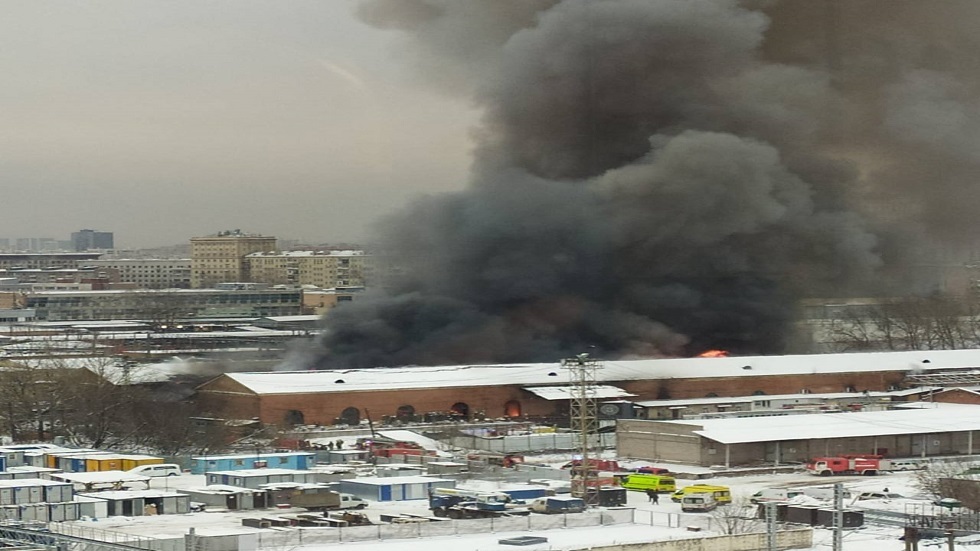 حريق مروع يلتهم أحد المستودعات التجارية وسط موسكو (فيديو)