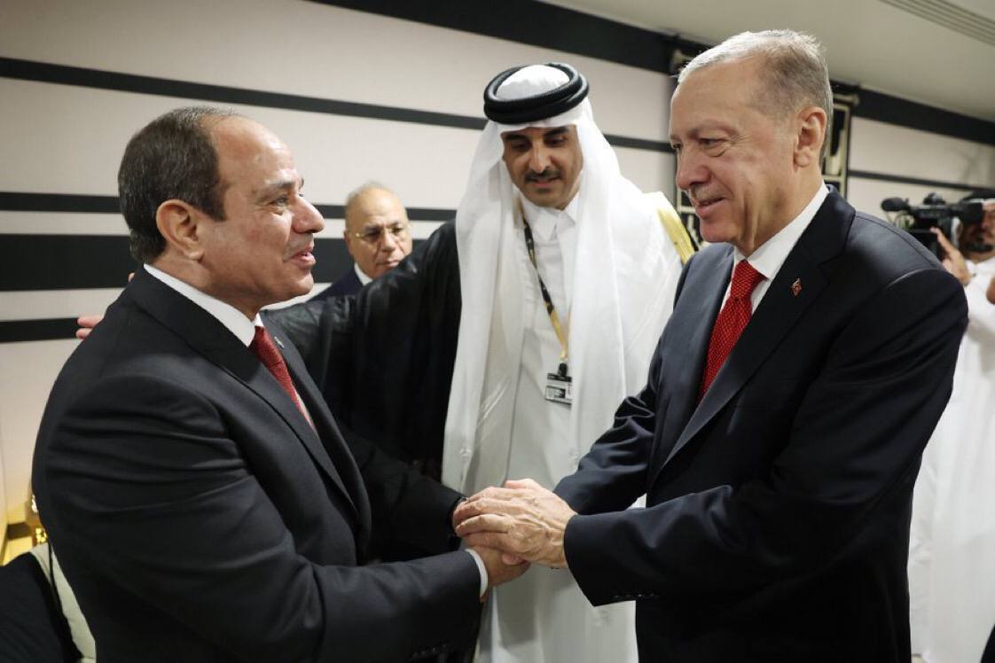 بحضور الشيخ تميم.. أردوغان يلتقي السيسي في قطر (صورة)