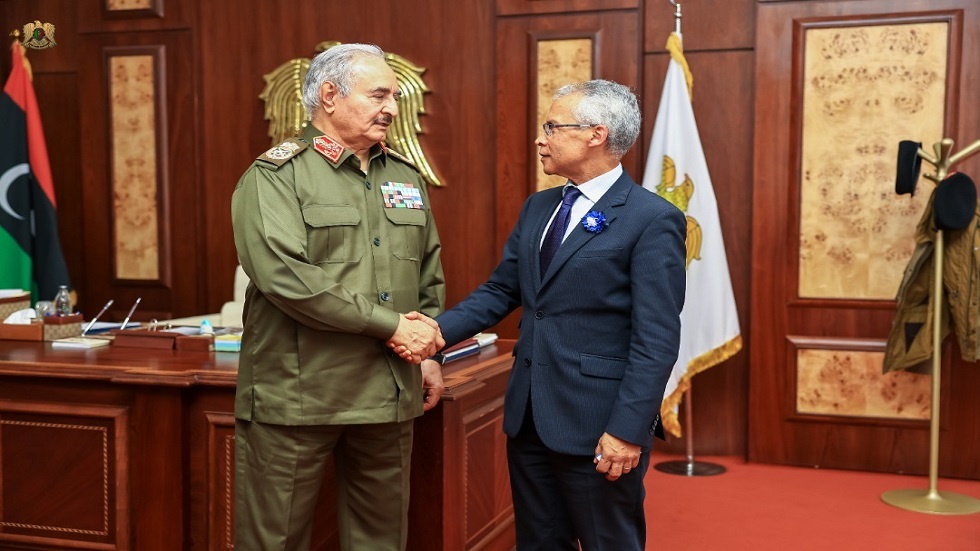 السفير الفرسي مع قائد الجيش الليبي خليفة حفتر