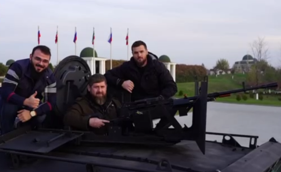 قديروف يختبر مدرعات جديدة للعملية العسكرية في أوكرانيا.. فيديو