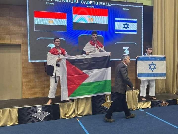على منصة التتويج.. لاعبا منتخب مصر للكاراتيه يرفعان علم فلسطين في مواجهة لاعب إسرائيلي