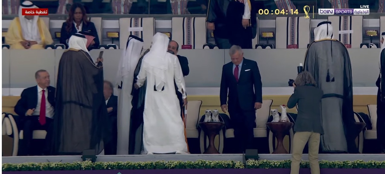 صور ترصد السيسي داخل مدرجات كأس العالم.. وعناق أمير قطر السابق