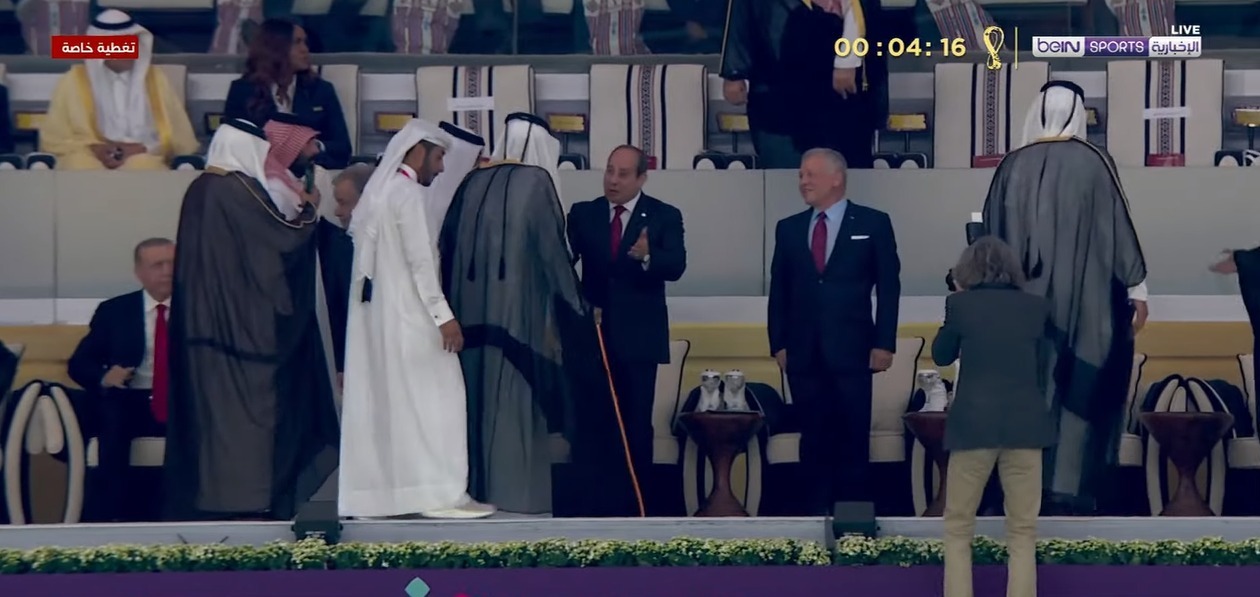 صور ترصد السيسي داخل مدرجات كأس العالم.. وعناق أمير قطر السابق
