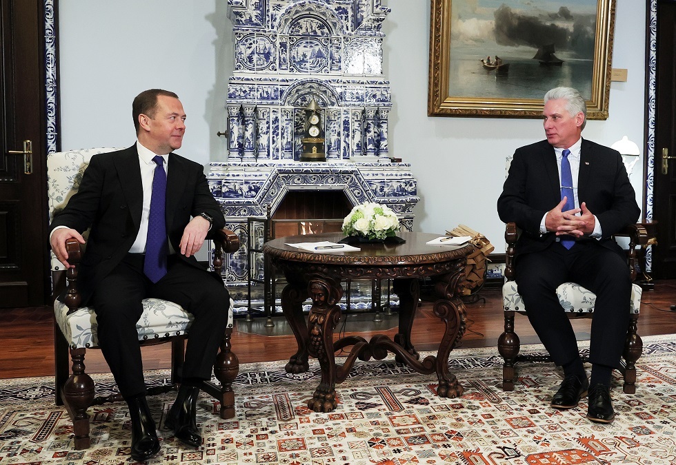 لقاء الرئيس الكوبي ميغيل دياز كانيل ونائب رئيس مجلس الأمن الروسي دميتري مدفيديف، مقاطعة موسكو، 21 نوفمبر 2022