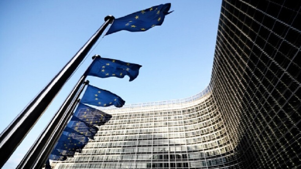 المفوضية الأوروبية: قانون التضخم الأمريكي قد يضر بشركات من الاتحاد الأوروبي