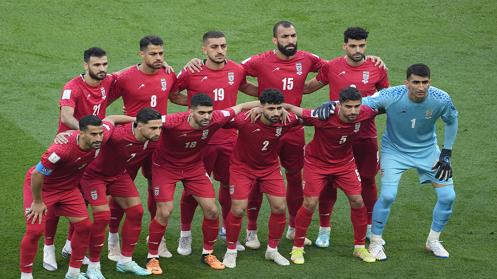 لاعبو منتخب إيران يصمتون أثناء أداء النشيد الوطني قبيل مواجهة إنجلترا