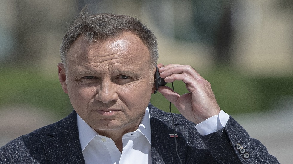 بولندا تعترف بانخداع رئيسها بمكالمة أجراها معه منتحل روسي لشخصية ماكرون