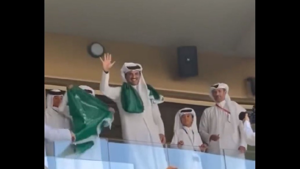 تعليق مثير لأمير قطر بشأن فوز السعودية على الأرجنتين (فيديو)