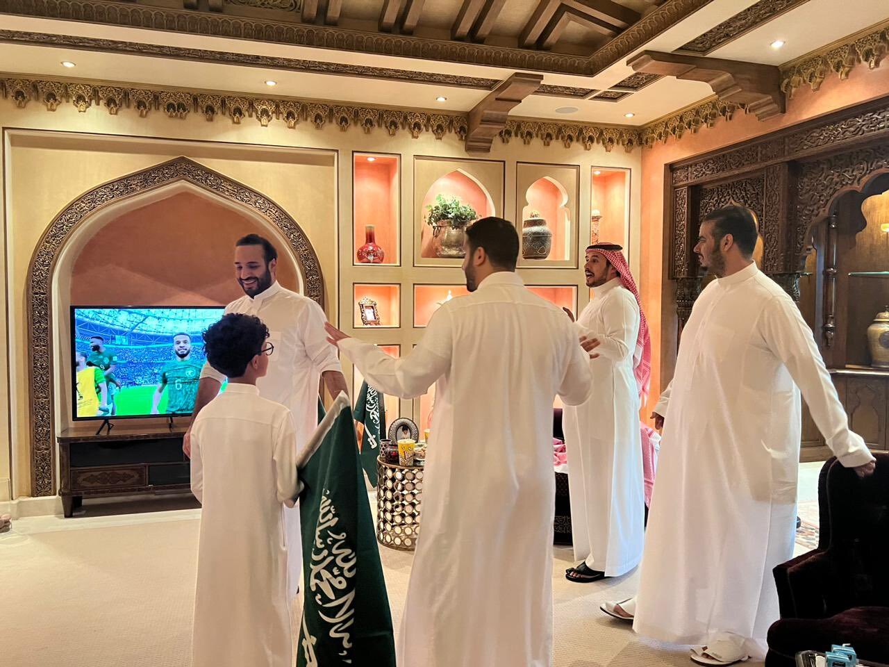 تفاعل على احتفال بن سلمان بفوز المنتخب السعودي (فيديو + صور)