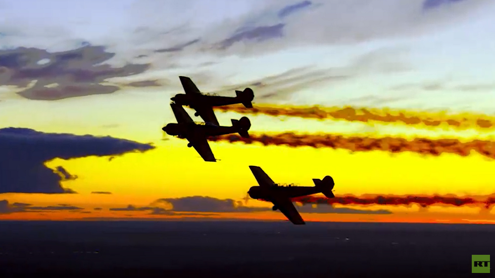 عرض جوي مذهل للطيارين الروس في السماء! (فيديو)