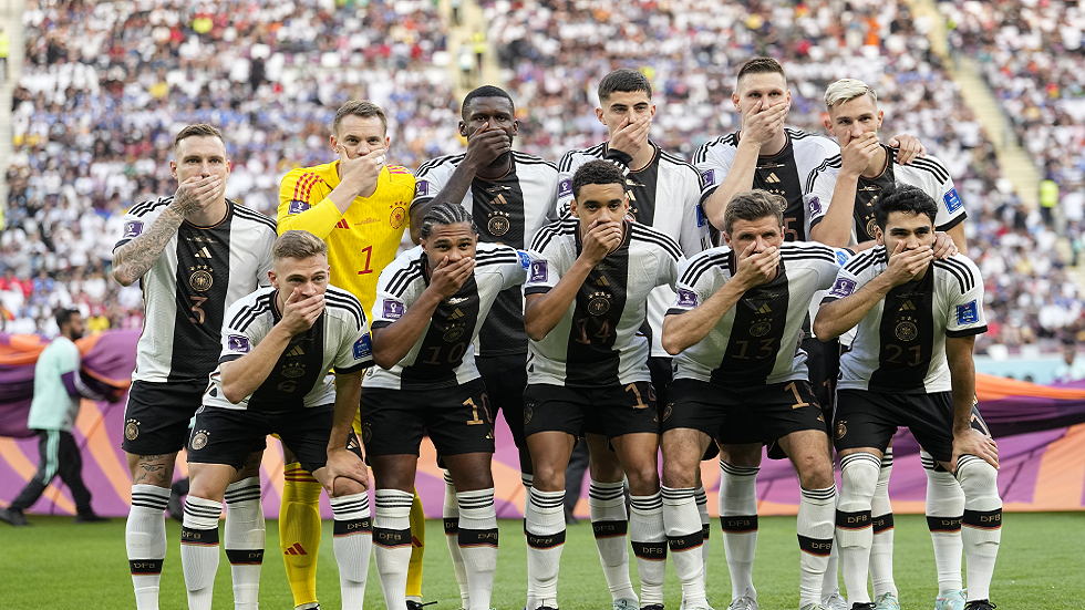 لاعبو ألمانيا يكمّون أفواههم قبل بداية مباراتهم مع اليابان في مونديال قطر