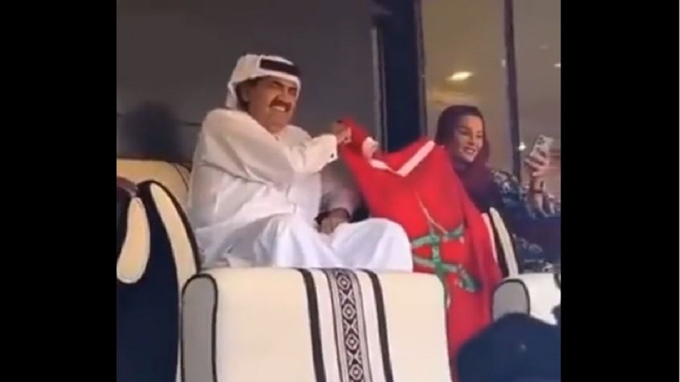 والد أمير قطر والشيخة موزا يرفعان علم المغرب (فيديو)