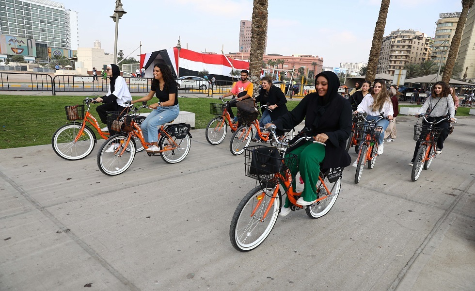 مصريون يركبون الدراجات الهوائية وسط القاهرة