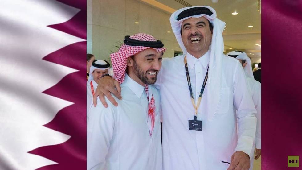 أمير قطر يمازح وزير الرياضة السعودي بعد الفوز على الأرجنتين.. فماذا قال له؟ (فيديو)