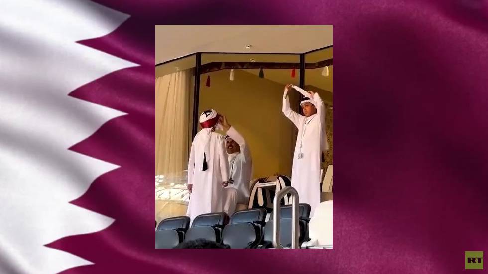 الأمير تميم يلف علم قطر حول رأسي نجليه (فيديو)