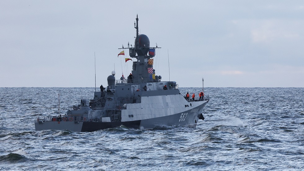 روسيا تختبر سفينة حربية مجهزة بصواريخ 