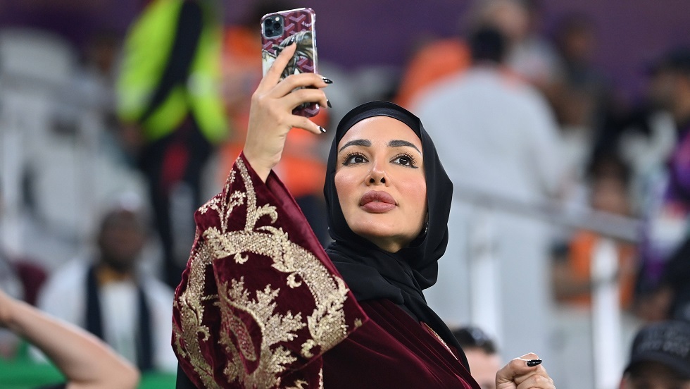 شيخة قطرية تصب جام غضبها على لاعبي منتخب قطر ومدربه