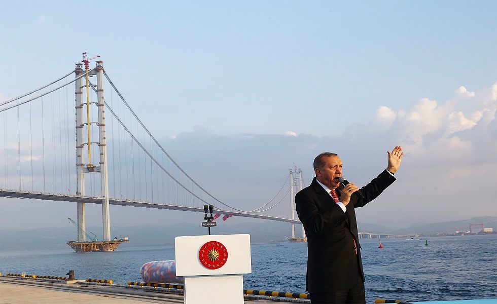 أردوغان يقنع مواطنا بالتراجع عن الانتحار من فوق جسر